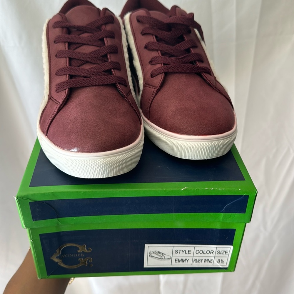Women sneakers size 8 ½